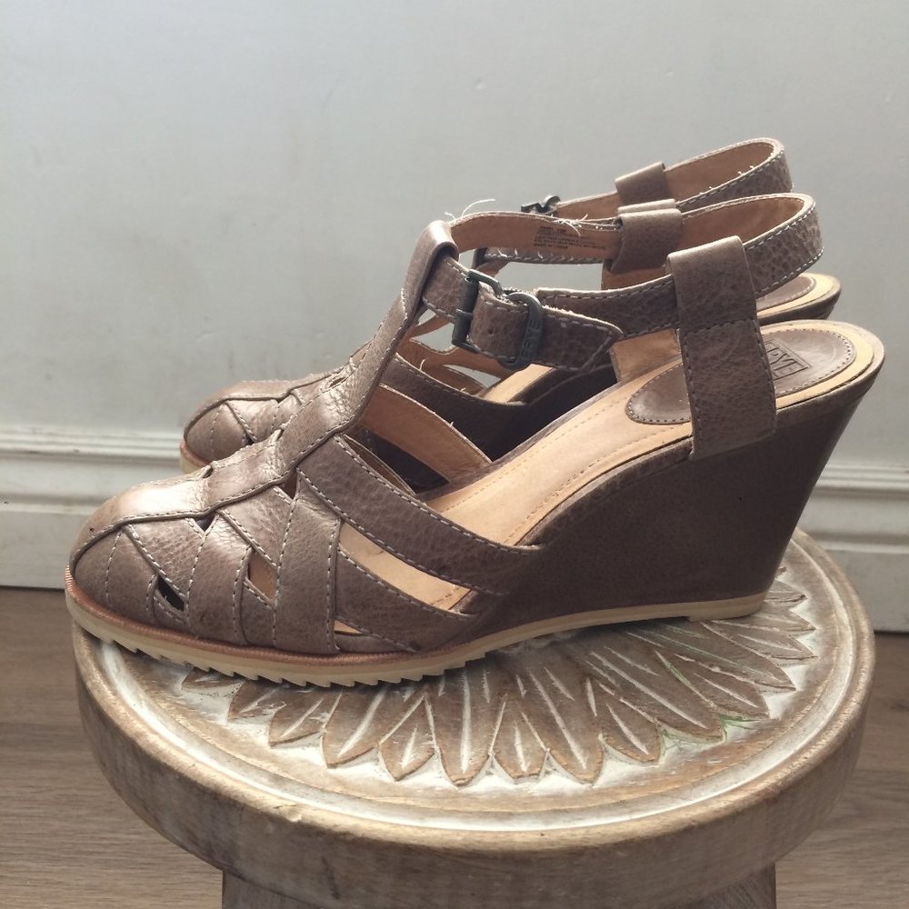 Frye Maye Vintage Fisherman Sandal US10